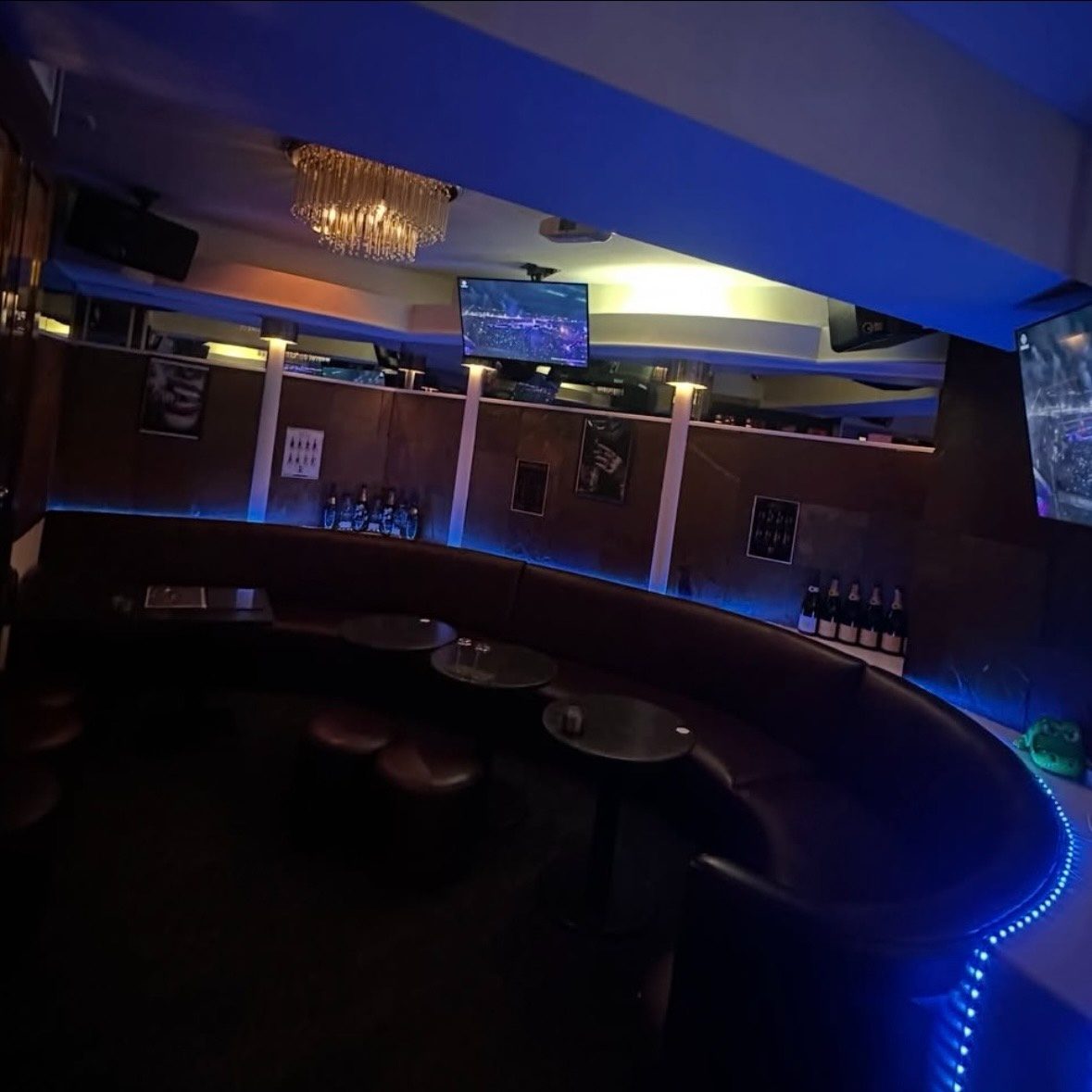 新宿・歌舞伎町 カラオケBAR&ダーツ KARAOKE & DARTS bar corazon 店内の様子 1